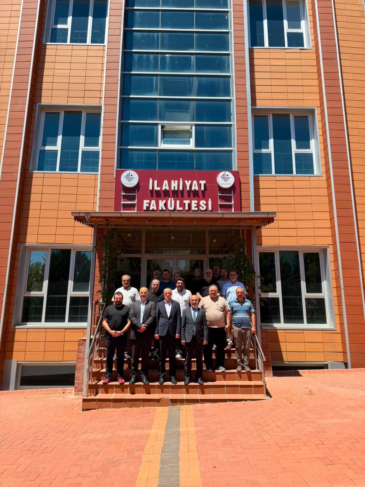 Sırbistan İslami İlimler Fakültesi Dekanı Prof. Dr. Enver Omerović ve Hadis Anabilim Dalı Öğretim Üyesi Prof. Dr. Hajrudin Balić, Fakültemiz Akademik Kadrosuyla Bir Araya Geldi